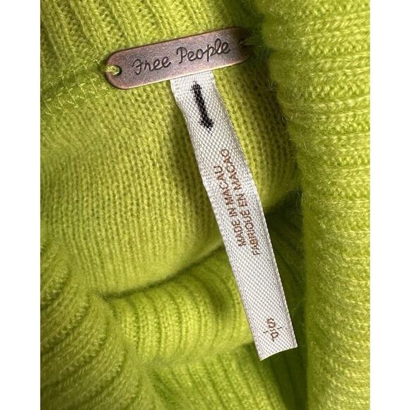 Free People Treasure 100% Cashmere Turtleneck Sweater Chartreuse Sz S Goblincore - Picture 5 of 16